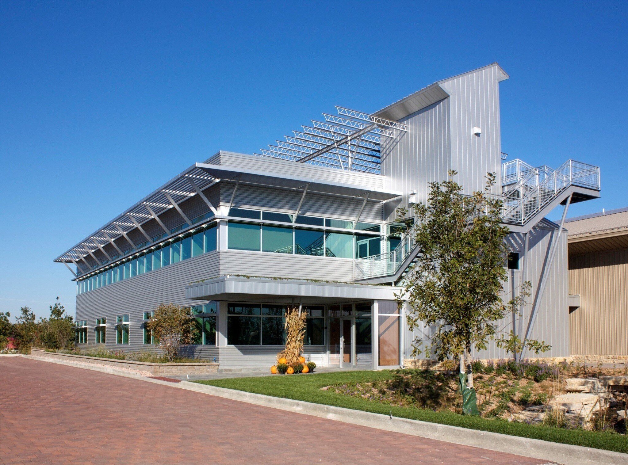 How to Get Commercial Landscaping Contracts for Your Business